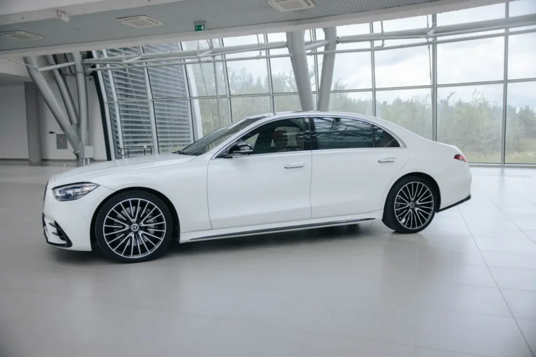 mercedes s500 z boku
