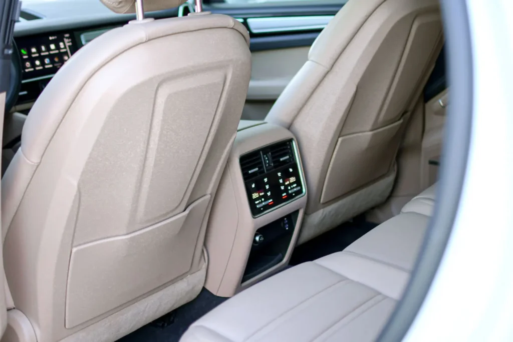 porsche cayenne s w środku tylna kanapa