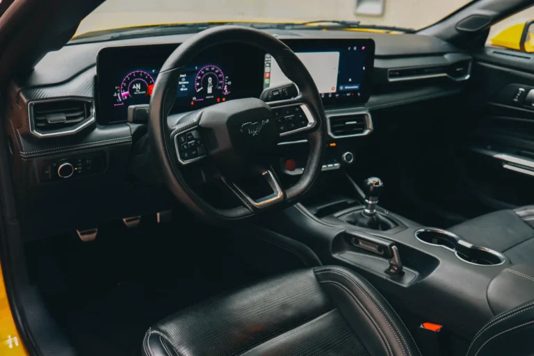 ford mustang gt w środku