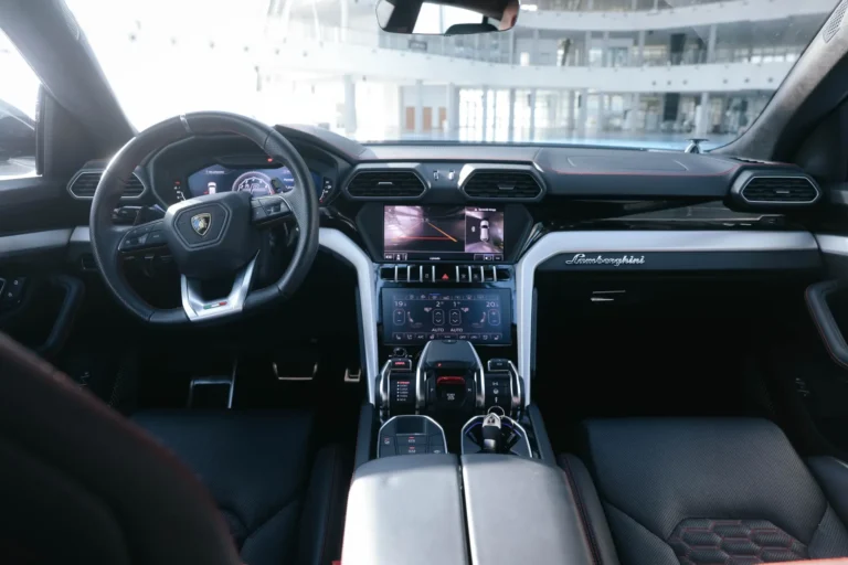 lamborghini urus środek kokpit