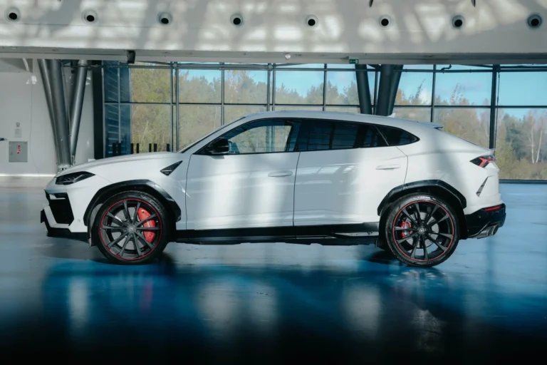 lamborghini urus z boku